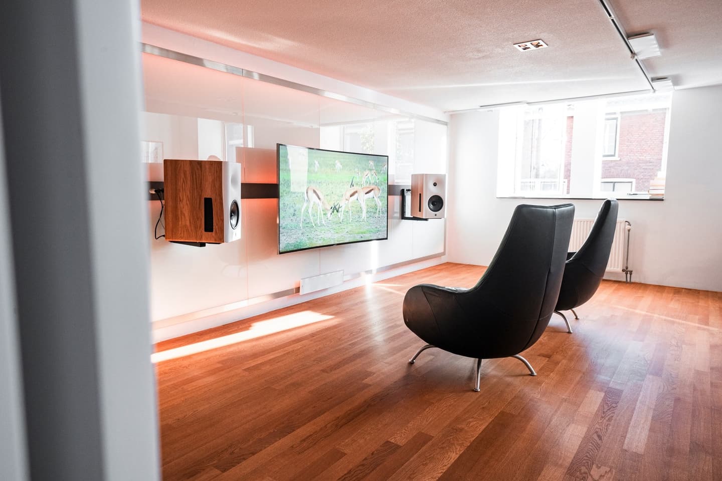 A living room with loudspeakers showing how furnishings and room geometry affect sound